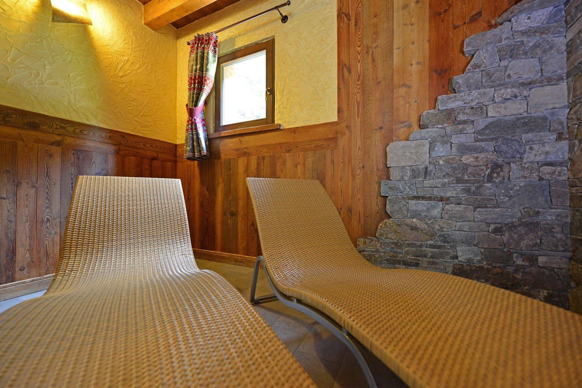 Hotel Le Petit Abri Champoluc Exterior photo